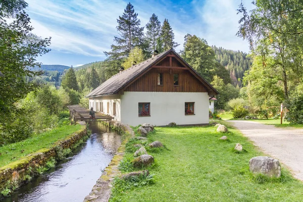 チェコ共和国スマヴァ山脈の風景の中に伝統的なコテージ — ストック写真