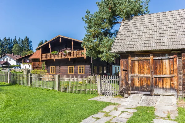 チェコ共和国ヴォラリーの中心部にある伝統的な木造住宅 — ストック写真
