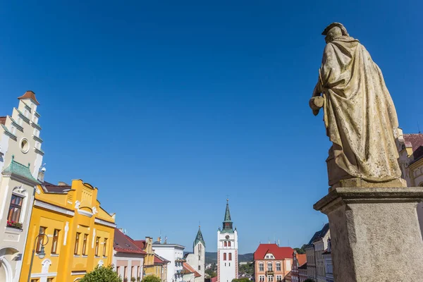 ヴィンペルク チェコ共和国の町の中心部にある像とカラフルな建物 — ストック写真