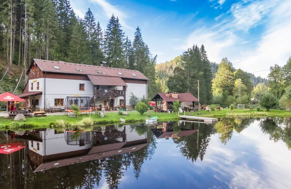 チェコ共和国スルニ近郊のスマヴァ山脈国立公園内の小さな湖でのレストラン — ストック写真
