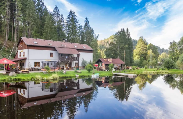 Restaurant Dans Petit Lac Dans Parc National Des Montagnes Sumava — Photo