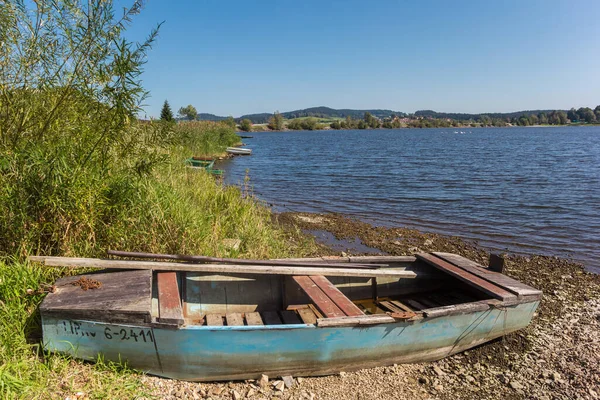 Pequeño Bote Remos Orillas Del Lago Lipno República Checa — Foto de Stock
