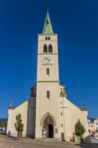 Widok Przodu Zabytkowego Kościoła Kasperske Hory Czechy — Zdjęcie stockowe