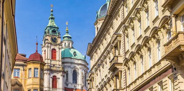 チェコ共和国プラハのニコラス教会と歴史的なマラ ストラナ — ストック写真