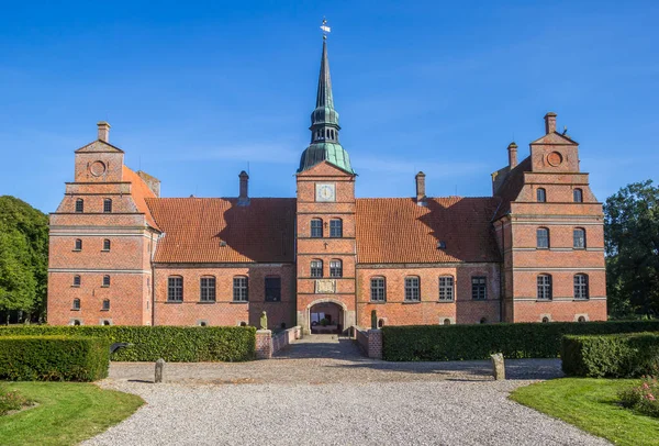 デンマーク ローゼンホルムの歴史的な城の正面ファサード — ストック写真