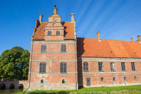 デンマークのローゼンホルムにある歴史的な赤レンガ造りの城のサイドウィング — ストック写真