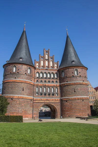 Devant la porte Holsten à Lubeck — Photo