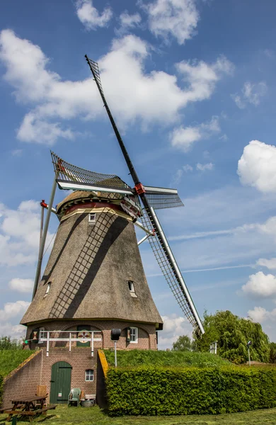 Molino de Beatriz en Winssen contra un cielo azul — Foto de Stock