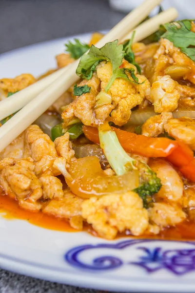 Masakan Thailand dengan ayam, rumput lemon dan santan — Stok Foto