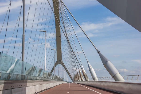Bicycle lane on the bridge across the river Waal in Nijmegen — Stock Photo, Image