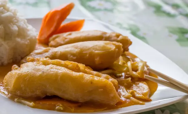Ayam thai gaya dalam saus kari panas — Stok Foto