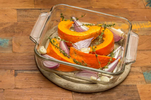 Zucca affettata con cipolla rossa, aglio e timo — Foto Stock