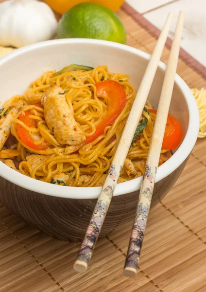 Chinese chow mein with chicken and bok choy — Stock Photo, Image