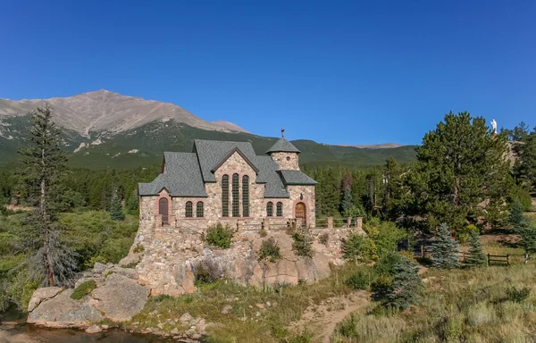 St. malo 's kapelle in allenspark in der nähe felsigen bergen nationalpa — Stockfoto