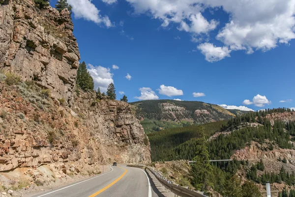 Estrada pelas Montanhas Rochosas no Colorado — Fotografia de Stock