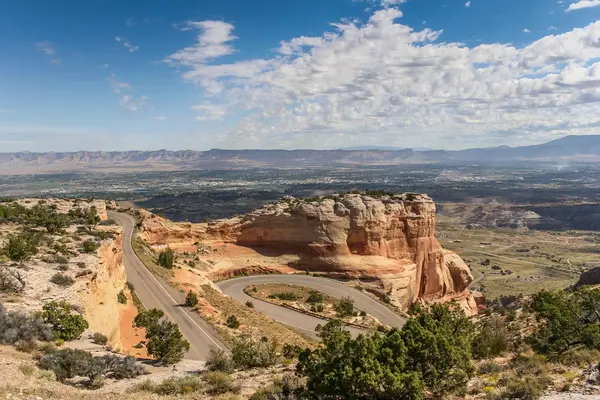 Strada tortuosa attraverso colorado monumento nazionale — Foto Stock