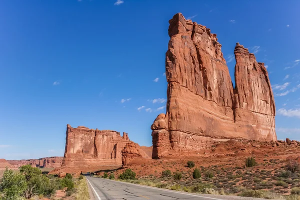Carretera a lo largo de las torres de los juzgados en el Parque Nacional Arches — Foto de Stock
