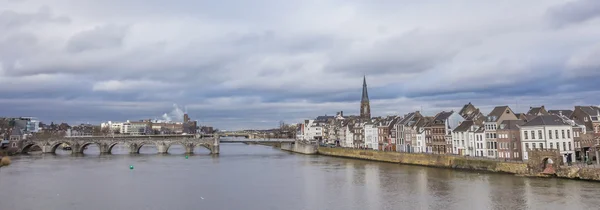 Panorama del puente Servatius y centro antiguo de Maastricht — Foto de Stock