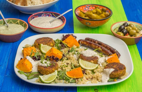 Kavrulmuş kabak, falafel ve sosis ile Quinoa — Stok fotoğraf