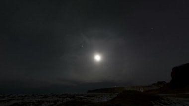 Ayın etrafında Timelapse halo