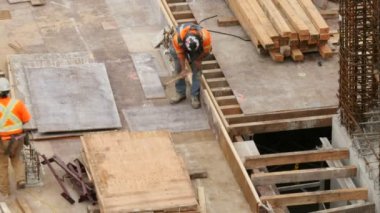 İnşaat işçisi bir highrise üzerinde