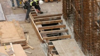 İnşaat işçisi bir highrise üzerinde