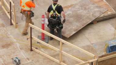 İnşaat işçisi bir highrise üzerinde