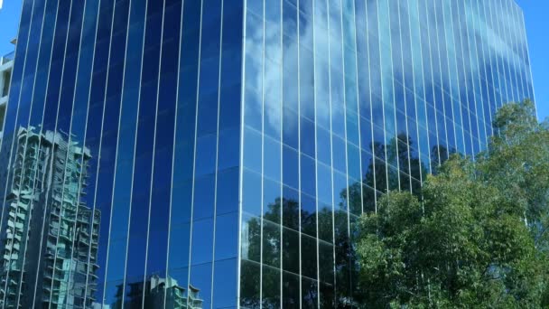 Reflejos de nubes rascacielos Tmelapse — Vídeo de stock