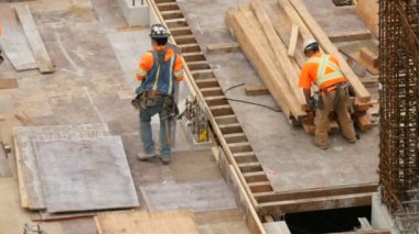 İnşaat işçisi bir highrise üzerinde