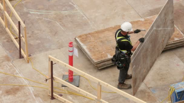 Trabajador de la construcción en un rascacielos — Vídeos de Stock