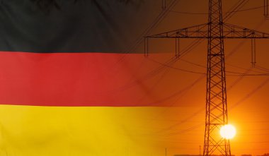 Gün batımı elektrik direğinden ile enerji kavram Almanya bayrağı