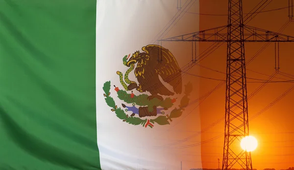 日没の電柱とエネルギー概念のメキシコの国旗 — ストック写真