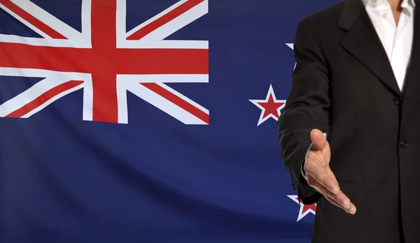 Arka planda açık el ve Yeni Zelanda bayrağı