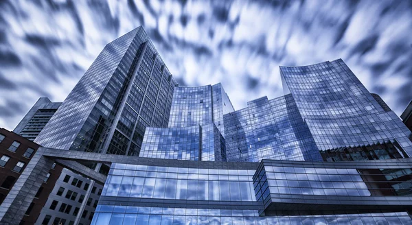 Grattacieli di vetro blu acciaio — Foto Stock