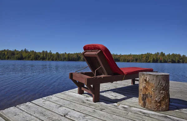 Sedie in legno affacciate su un lago — Foto Stock