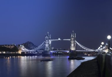 London Tower Bridge alacakaranlık geçiş