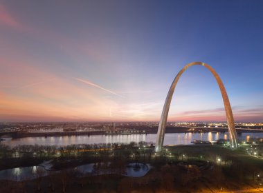 St Louis Gateway Arch gündoğumu geçiş