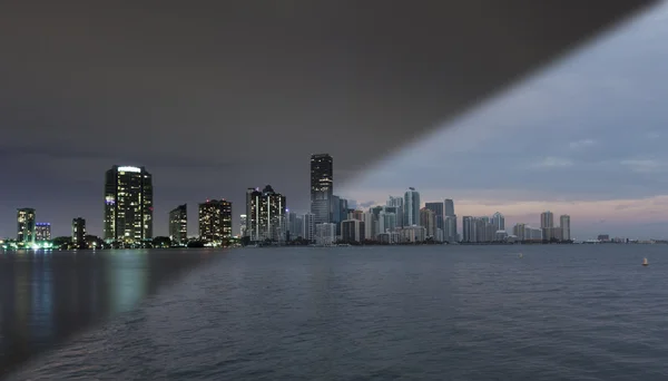 Miami horizonte atardecer crepúsculo —  Fotos de Stock