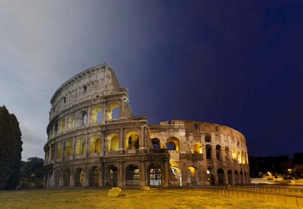 Coliseu Pôr do sol e crepúsculo de Roma — Fotografia de Stock