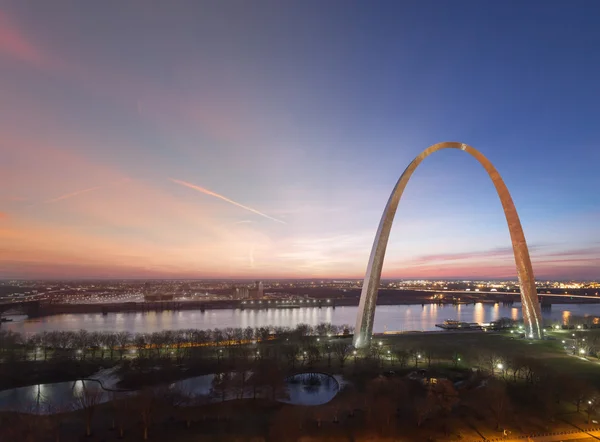 St Louis Gateway Arco di transizione all'alba — Foto Stock
