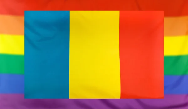 Romanya ve Gökkuşağı bayrağı bayrağı — Stok fotoğraf