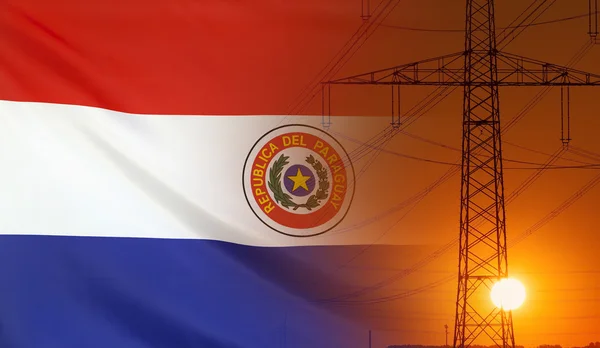 Konsep energi Bendera Paraguay dengan tiang listrik matahari terbenam — Stok Foto