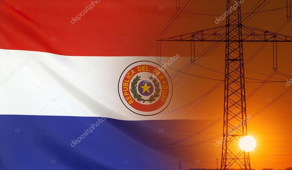 Concepto de Energía Bandera de Paraguay con poste de energía al atardecer fotografía de stock