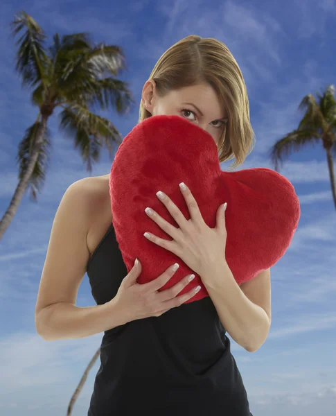 Mulher com travesseiro coração — Fotografia de Stock