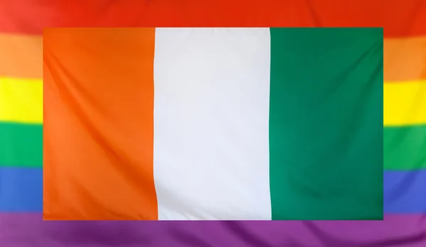 Vlag van Ivoorkust en Regenboogvlag — Stockfoto