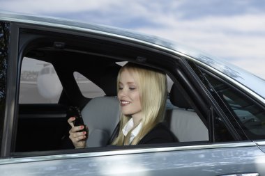 İş kadını havaalanında cep telefonu arabada