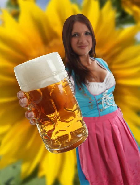 Koncept dívka Oktoberfest pivo a slunečnice — Stock fotografie