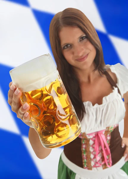 Bavorské servírka drží Oktoberfest pivo — Stock fotografie