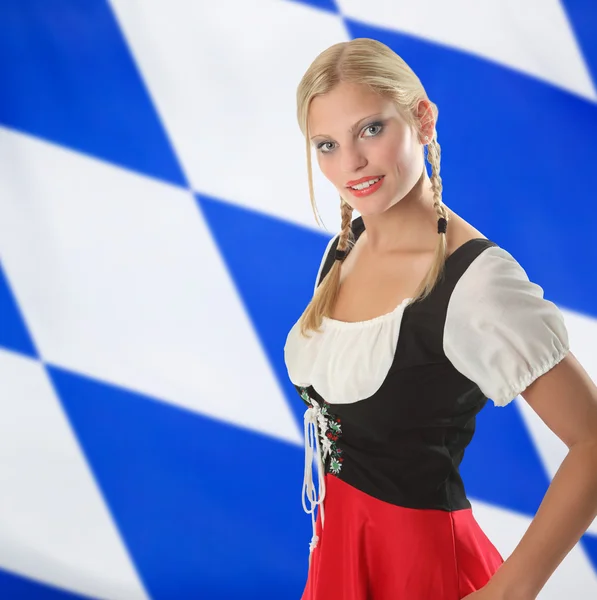 Lachende Beierse vrouw in traditionele dirndl — Stockfoto