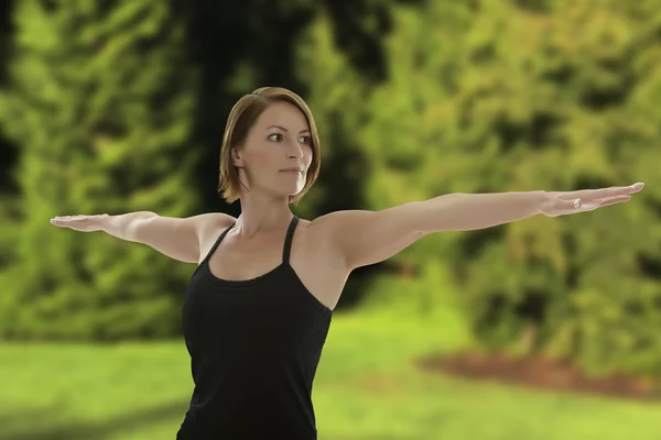 Mujer haciendo Yoga Asana Guerrero Pose —  Fotos de Stock